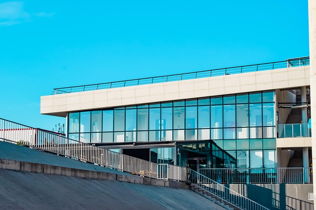 ساختمان مرکزی بانک آینده در بزرگراه مدرس در تهران 7 ساختمان مرکزی بانک آینده در بزرگراه مدرس در تهران