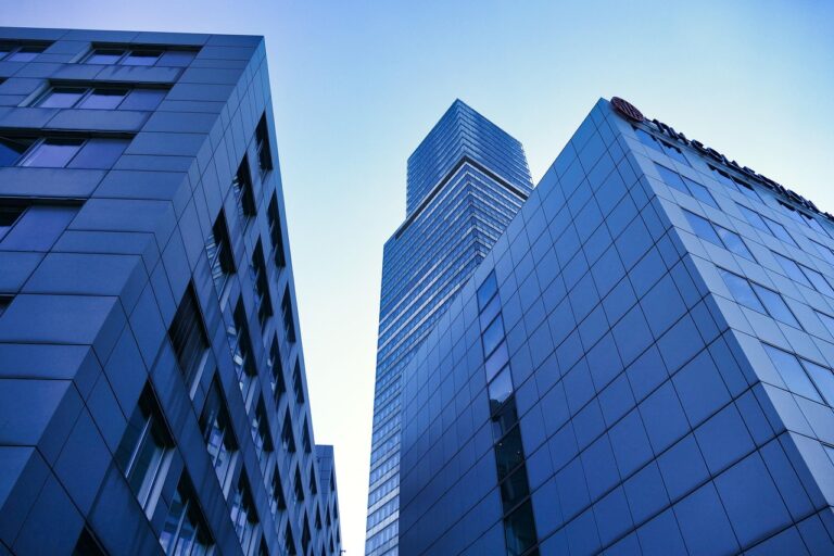 پلیس + 10 در خیابان نفیسی در تهران 5 پلیس + 10 در خیابان نفیسی در تهران