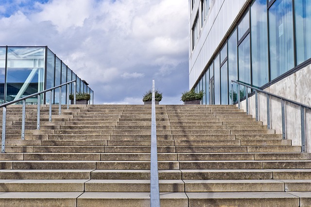 اداره امور مالیاتی شهرستان ساری در خیابان انقلاب در ساری