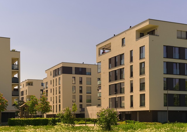 مجتمع اداری تجاری رویال در بلوار مدیریت در تهران