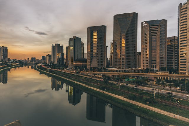 مجتمع تجاری میلاد نور در بلوار امامزاده جعفر در یزد